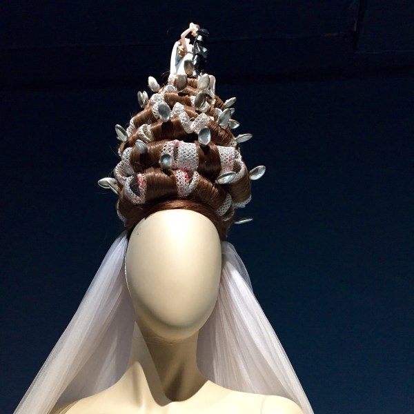La coiffe de la mariée : des rouleaux et des tourtereaux ! - ©MonBazarUltd